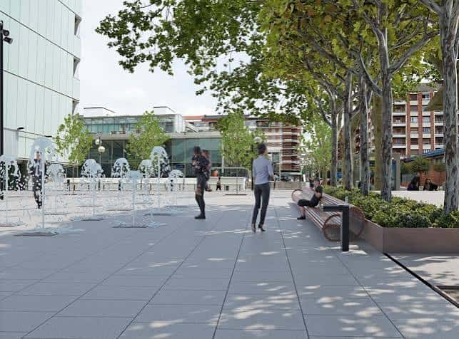 Plaza María Sarmiento durante el día con fuentes activas y árboles frondosos