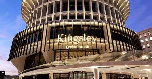 Fachada exterior del hotel Crystalbrook Kingsley en Newcastle con iluminación nocturna