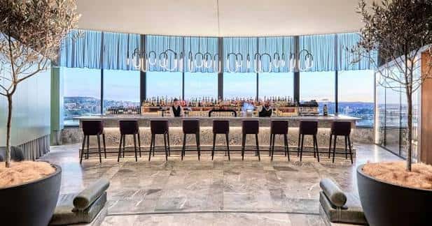 Bar en la azotea con vistas panorámicas y decoración moderna