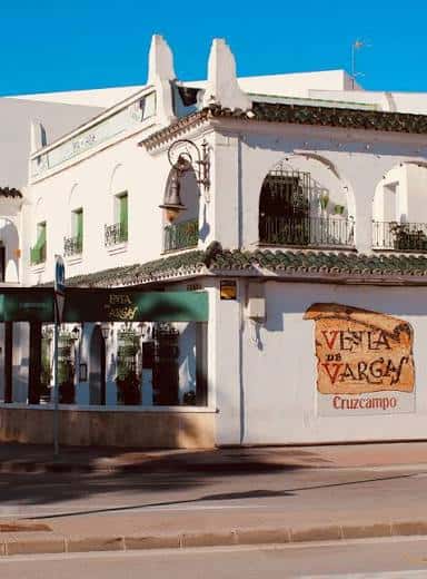 Fachada exterior de la Venta de Vargas con su distintivo letrero y arquitectura tradicional