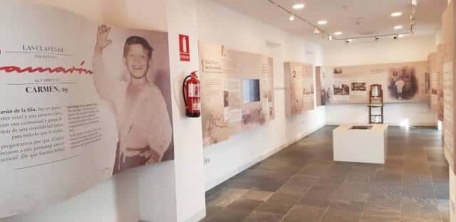 Interior del museo con paneles expositivos y fotografía histórica de Camarón