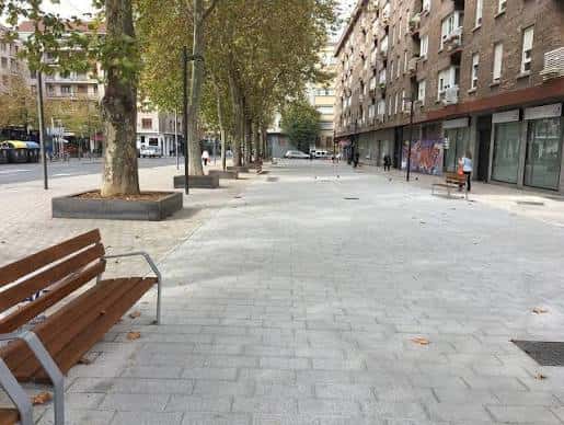 Vista de la calle peatonal Pedro Orbea con árboles y bancos