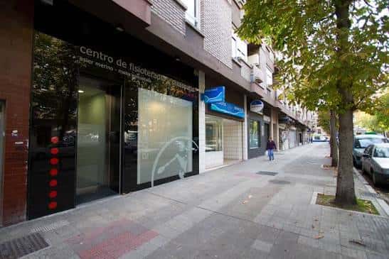 Fachada de un local comercial en la calle Pedro Orbea