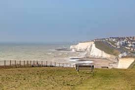 Acantilados blancos de Saltdean desde un prado costero