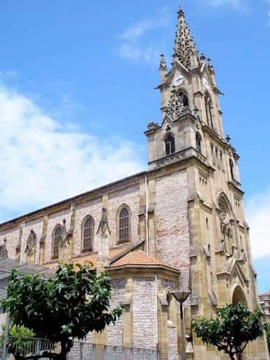 Vista lateral de la Iglesia de San Ignacio mostrando su estructura neogótica
