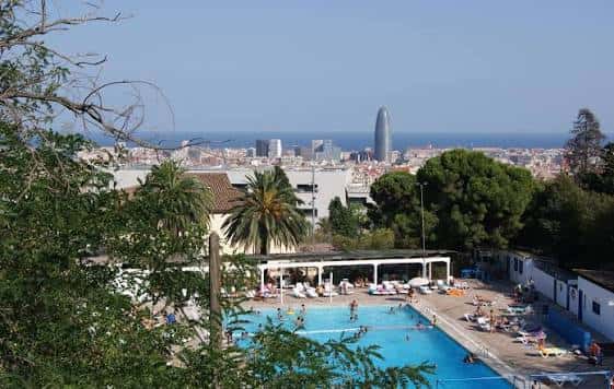 Vista panorámica de la piscina exterior del Centre Esportiu Municipal Guinardó con vistas a Barcelona