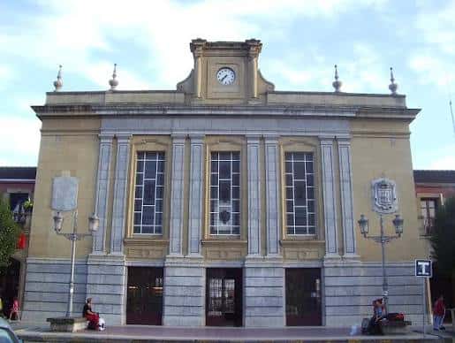 Fachada principal de la antigua estación de tren de Logroño con reloj y detalles arquitectónicos clásicos