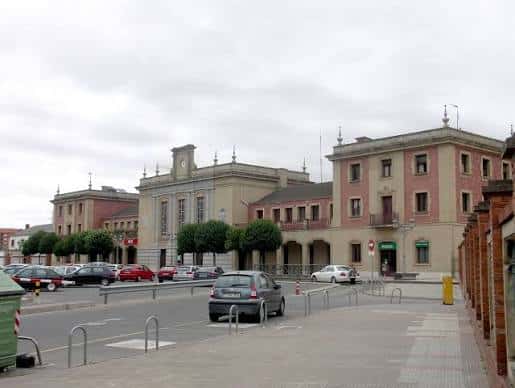 Vista panorámica del complejo de la antigua estación incluyendo edificios adyacentes y plaza frontal