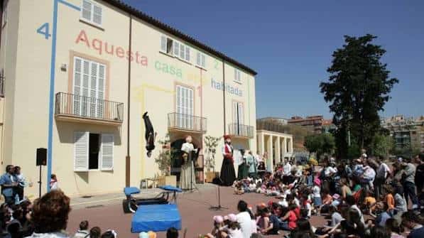 Evento al aire libre en la plaza del Centre Cívic Guinardó con público y escenario