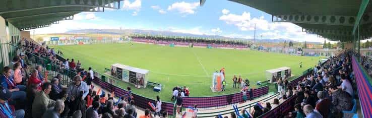 Vista panorámica del Estadio Municipal La Albuera con espectadores en las gradas
