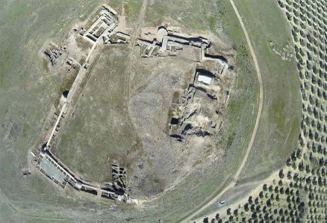 Perspectiva cenital de la ciudad romana de Ategua rodeada de olivares