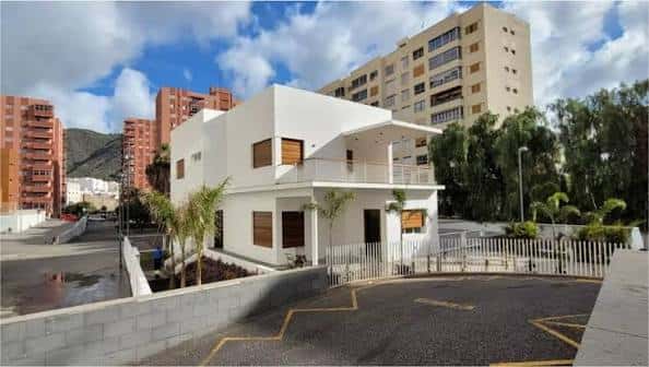 Vista exterior de la Casa Mascareño tras su reforma, mostrando su fachada blanca moderna y entorno urbano