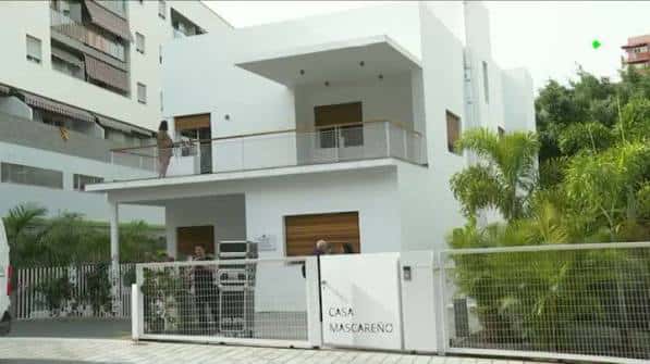 Entrada principal de la Casa Mascareño con letrero visible y personas en el acceso