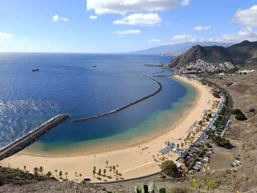 Vista panorámica aérea de la Playa de Las Teresitas con su característica escollera y el mar azul