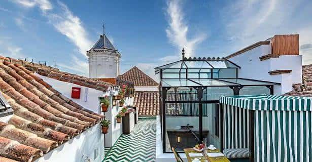 Terraza con vistas a la ciudad y cielo azul