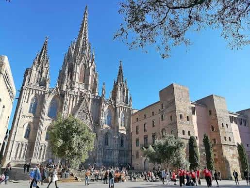 Vista frontal de la Catedral de Barcelona con fachada gótica y torres medievales