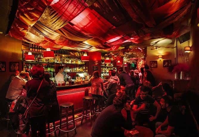 Interior de la coctelería con ambiente festivo y decoración colorida