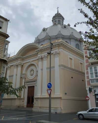 Vista exterior de la Basílica de la Caridad con su característica cúpula y fachada neoclásica