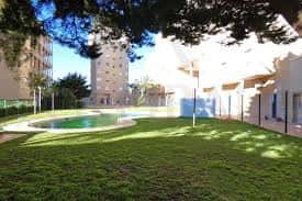 Vista de la zona ajardinada y piscina de la urbanización Gran Sol