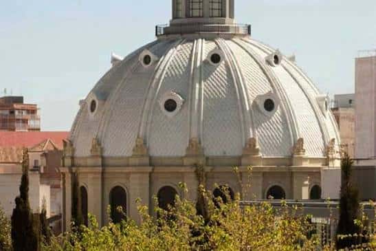 Detalle de la cúpula de la Basílica de la Caridad desde una perspectiva elevada
