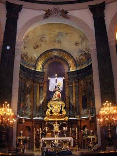 Interior de la Basílica mostrando el altar mayor con retablo dorado y pinturas murales