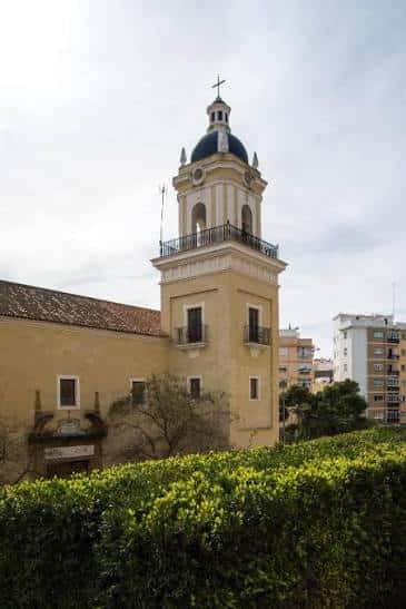 Detalle arquitectónico de la torre de la iglesia de Santo Tomás en Cádiz