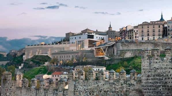 Panorámica del edificio integrado en la muralla histórica de Toledo al atardecer