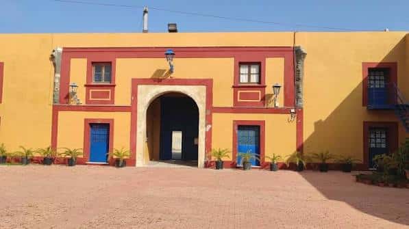 Fachada principal del Antiguo Matadero con arco central y puertas azules