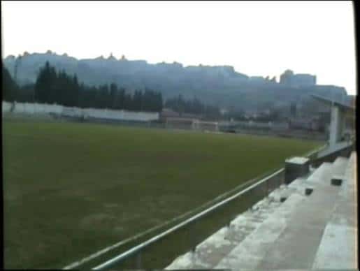 Vista general del campo de fútbol Carlos III con gradas y fondo urbano