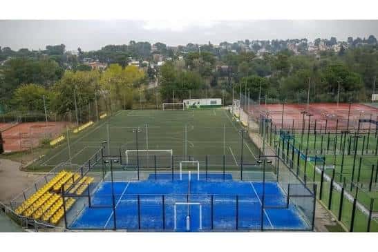 Vista panorámica de las pistas deportivas del Club Esportiu Valldoreix con campos de fútbol y pádel