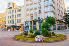 Plaza Fadrell con fuente central y edificios modernos al fondo