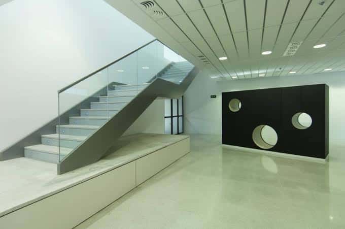 Interior moderno de la Casa de la Dona con escalera y diseño minimalista