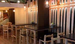 Interior del Bar Lorea con mesas altas y decoración moderna