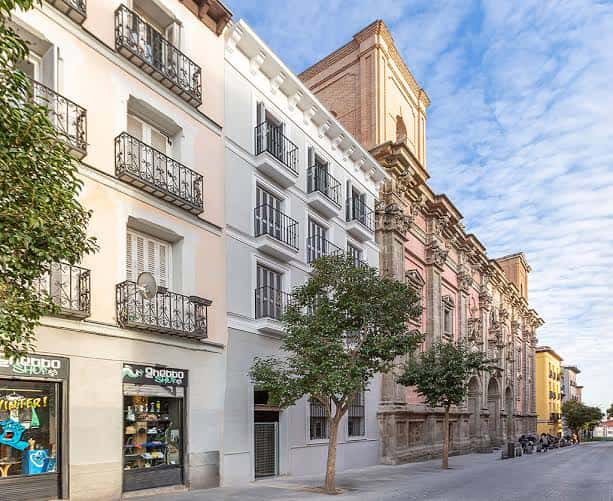 Vista general de la fachada del edificio en C. de Embajadores 13 con arquitectura clásica y balcones
