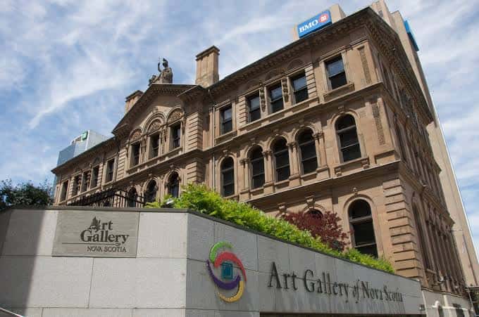 Fachada principal de la Art Gallery of Nova Scotia mostrando su arquitectura histórica y señalización
