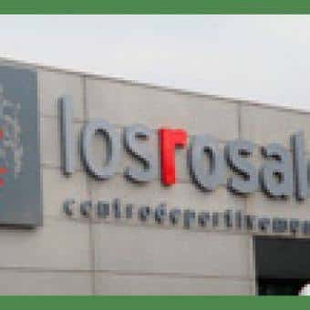 Fachada exterior del centro deportivo Los Rosales