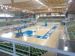 Vista interior del pabellón deportivo con pista de baloncesto y gradas