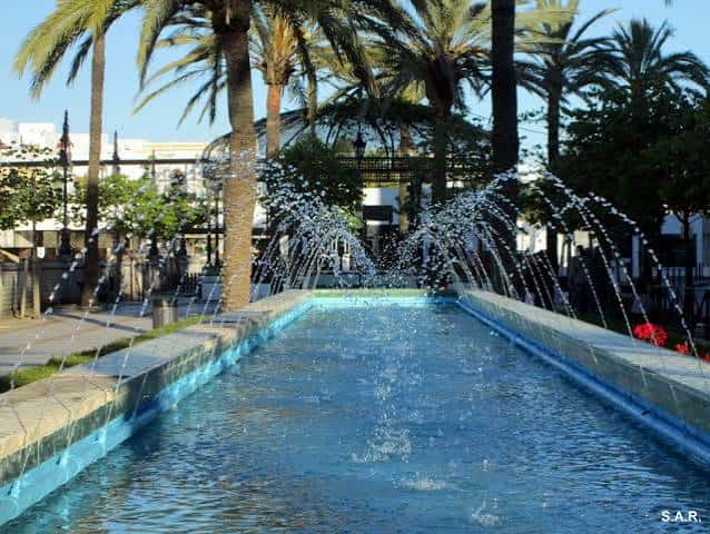 Fuente de la Alameda con palmeras y chorro de agua en Chiclana de la Frontera