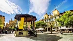 Plaza Mayor de Hontoria con kiosco y edificios históricos bajo cielo azul