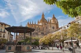 Vista panorámica de la Plaza Mayor con catedral al fondo y árboles en otoño