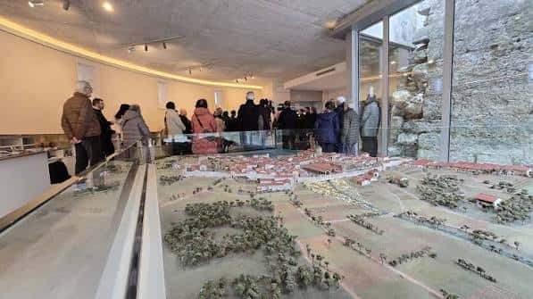 Interior del Bastión mostrando una maqueta histórica de Santander y visitantes