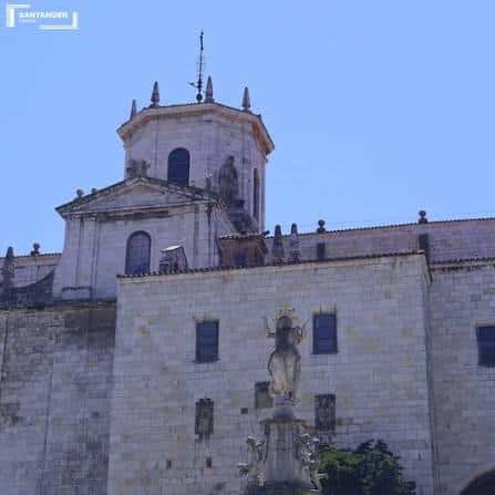 Fachada exterior del Bastión de la Catedral con detalles arquitectónicos y estatua