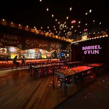 Interior del salón principal con mesas largas y luces de fiesta