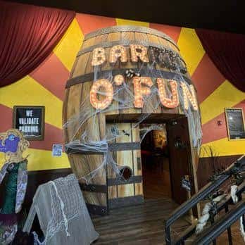 Entrada decorada en forma de barril con temática de circo