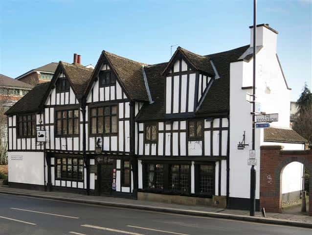 Vista lateral del edificio histórico en York con detalles arquitectónicos medievales