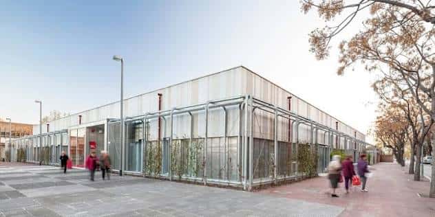 Fachada lateral del centro cívico con estructura metálica y cristalera