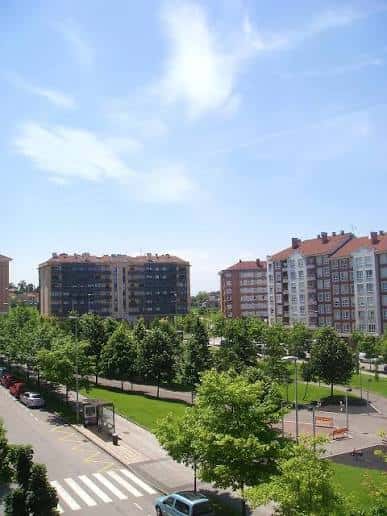 Vista panorámica del Parque de Los Locos con zonas verdes y edificios residenciales al fondo