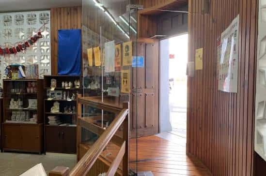 Vista interior de la Librería Pastoral mostrando estanterías y decoración