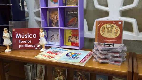 Exposición de música religiosa y partituras en el mostrador