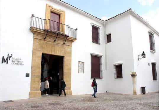 Fachada principal del Museo Taurino de Córdoba con entrada y balcón